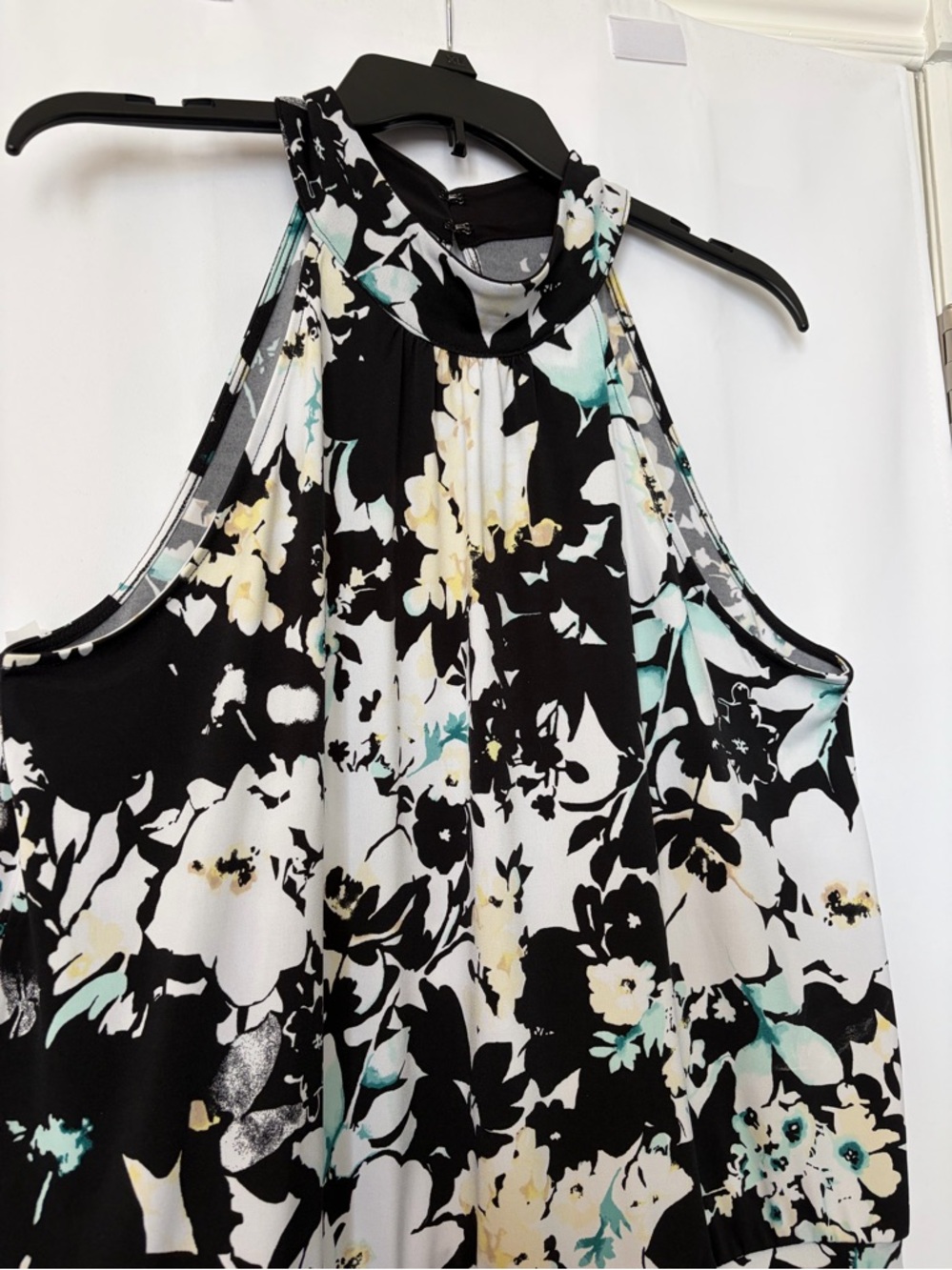 White House Black Market floral sleeveless halter-neck top - Picture 2 of 8